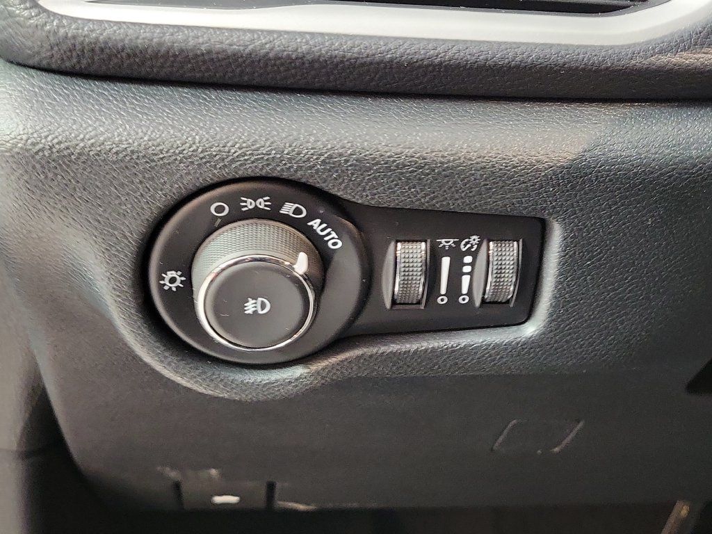 Used 2026 Chrysler Pacifica Select FWD image 13