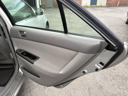 Used 2005 Toyota Camry FWD image 11