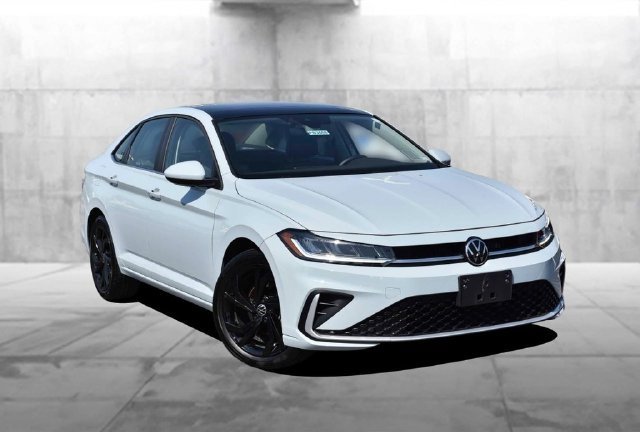 Used 2025 Volkswagen Jetta SE w/ Sunroof Package FWD image 2