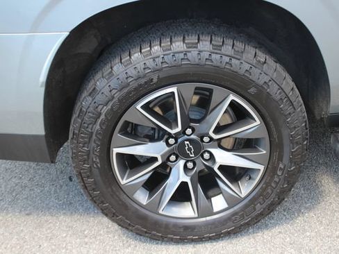 Used 2023 Chevrolet Suburban Z71 w/ Luxury Package AWD/4WD image 39
