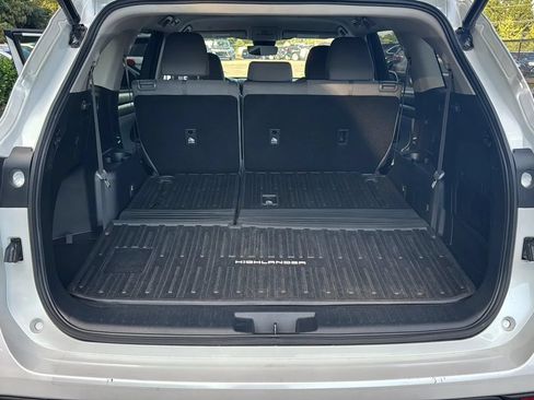 Used 2022 Toyota Highlander LE FWD image 22