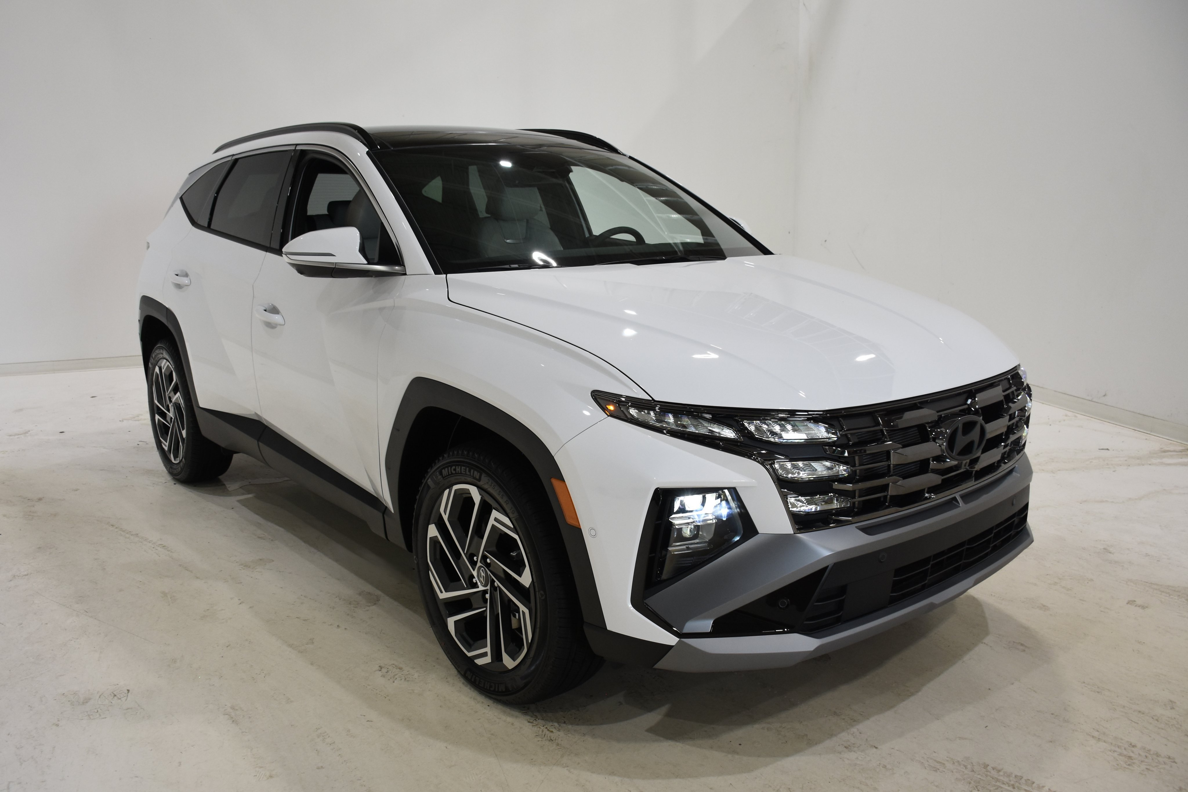 New 2026 Hyundai Tucson Limited AWD/4WD image 1