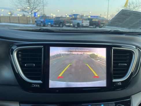 Used 2024 Chrysler Pacifica Touring-L image 19