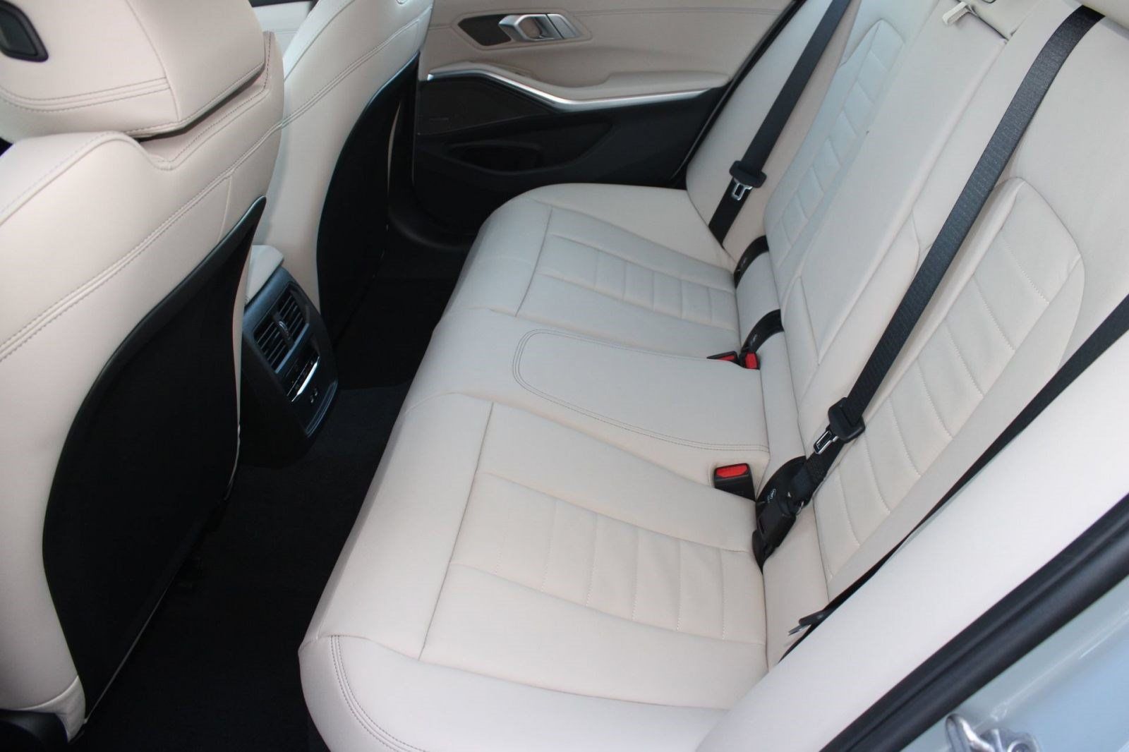 Used 2026 BMW 330i Sedan w/ M Sport Package RWD image 23