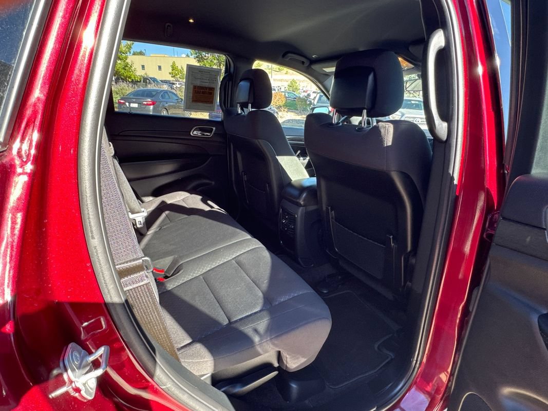 Used 2018 Jeep Grand Cherokee Laredo AWD/4WD image 23