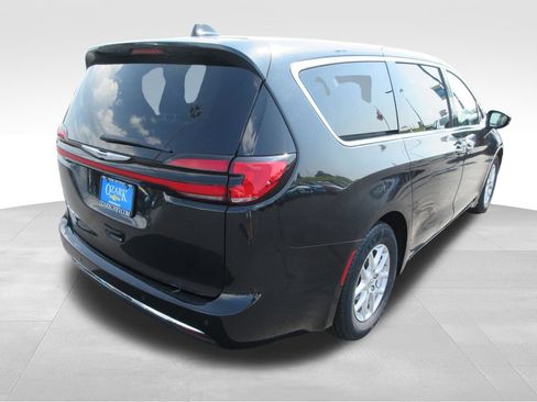 Used 2023 Chrysler Pacifica Touring-L FWD image 5