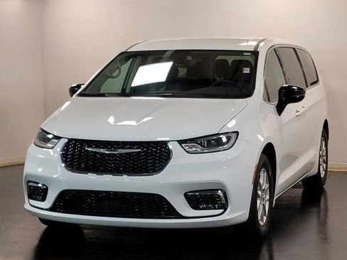 Used 2024 Chrysler Pacifica Touring-L image 4