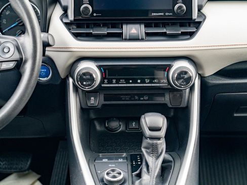 Used 2020 Toyota RAV4 XLE image 24