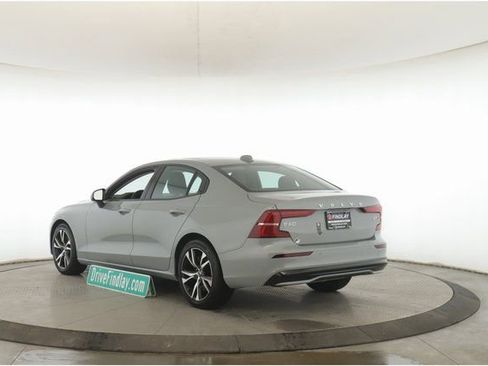 Used 2025 Volvo S60 B5 Core image 8