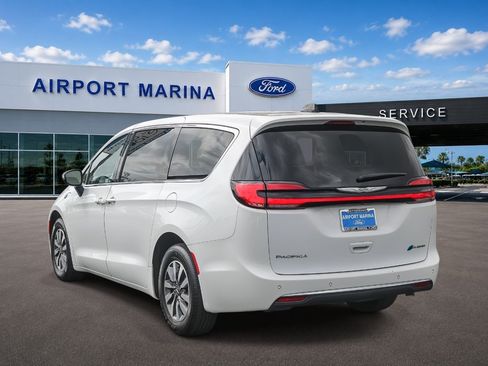 Used 2023 Chrysler Pacifica Touring-L FWD image 6