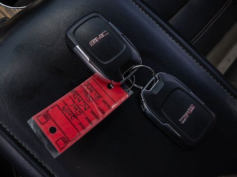 Used 2019 GMC Acadia Denali w/ Technology Package FWD image 33