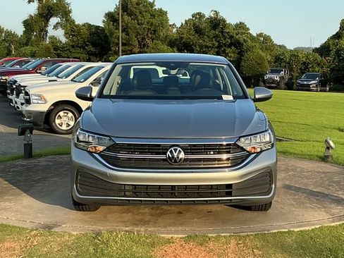 Used 2024 Volkswagen Jetta SE FWD image 2
