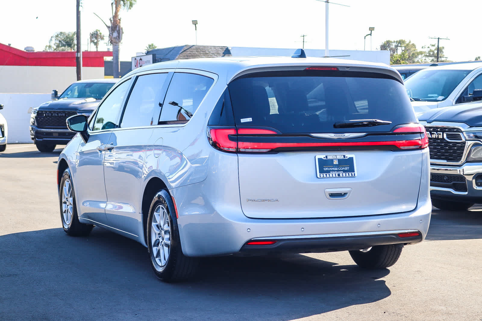 Used 2024 Chrysler Pacifica Touring-L FWD image 6