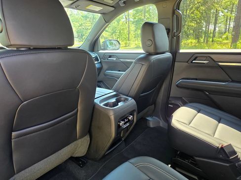 Used 2026 GMC Acadia Elevation w/ Elevation Premium Package FWD image 17