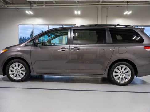 Used 2014 Toyota Sienna XLE w/ XLE Premium Package image 10