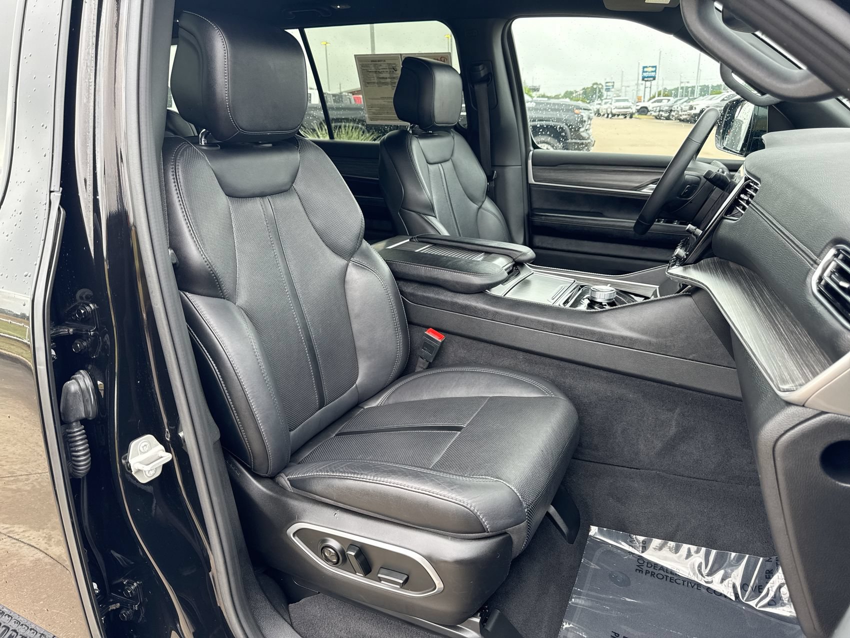 Used 2024 Jeep Wagoneer L Series II w/ Flexible Seating Group AWD/4WD image 25