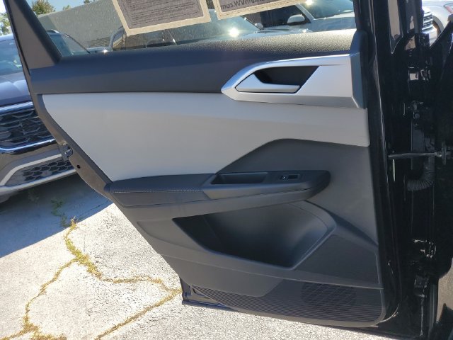Certified 2025 Volkswagen Taos SE w/ Panoramic Sunroof Package FWD image 20