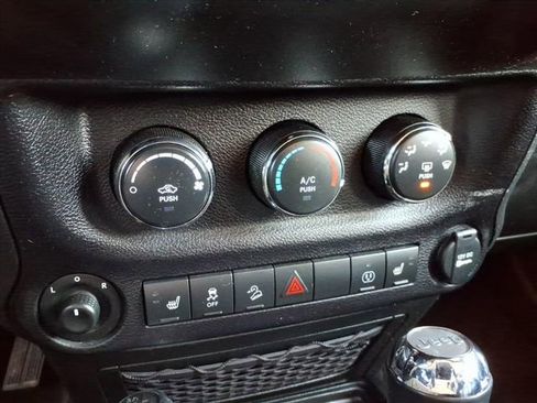 Used 2018 Jeep Wrangler Unlimited Sahara w/ Connectivity Group image 31