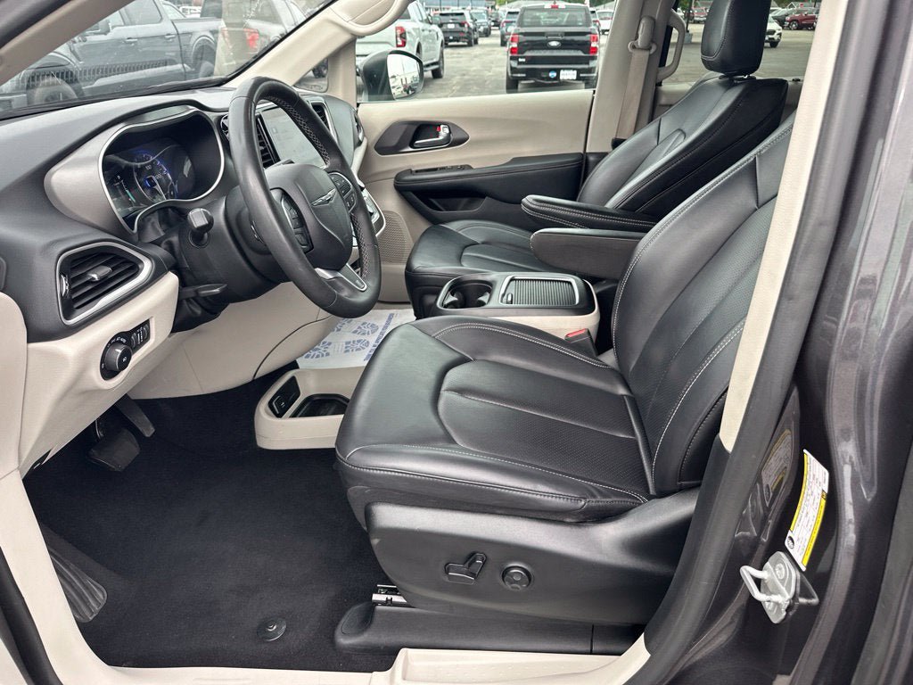 Used 2023 Chrysler Pacifica Touring-L FWD image 14