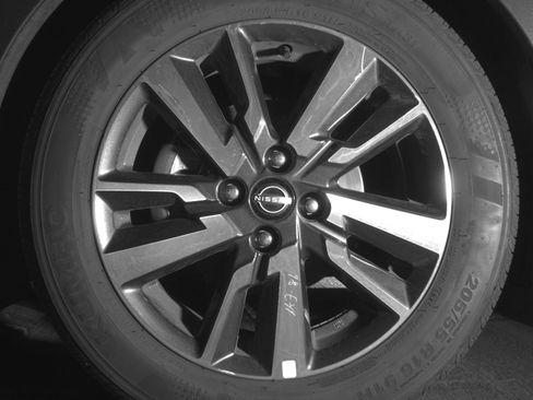 Used 2025 Nissan Versa SV w/ Trunk Package image 12