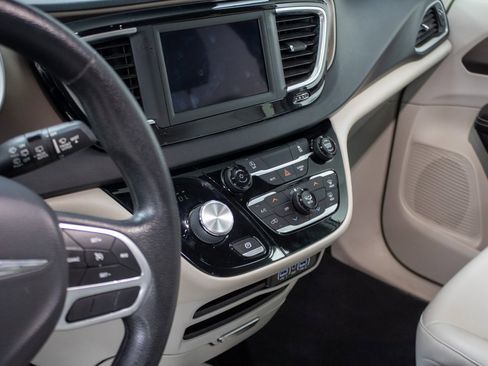 Used 2021 Chrysler Voyager Lxi image 17