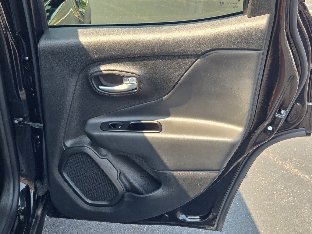 Used 2023 Jeep Renegade Latitude AWD/4WD image 9