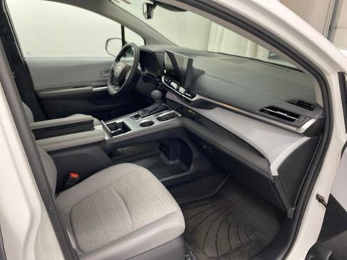 Used 2026 Toyota Sienna LE FWD image 28