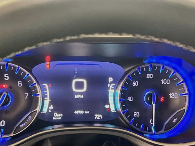 Used 2024 Chrysler Pacifica Touring FWD image 9