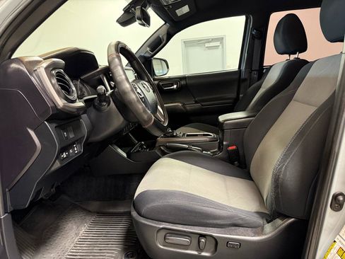 Used 2020 Toyota Tacoma TRD Off-Road image 11