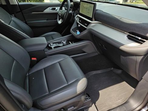 Used 2025 Ford Explorer Active w/ Active Comfort Package image 11