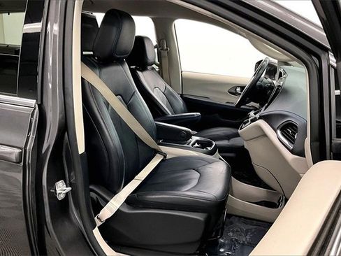 Used 2021 Chrysler Pacifica Touring-L w/ Uconnect Theater Family Group image 7