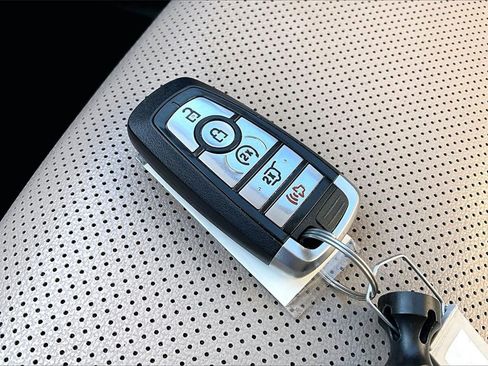 Used 2022 Ford Escape SEL w/ Technology Package image 11