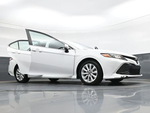 Used 2018 Toyota Camry LE FWD image 36