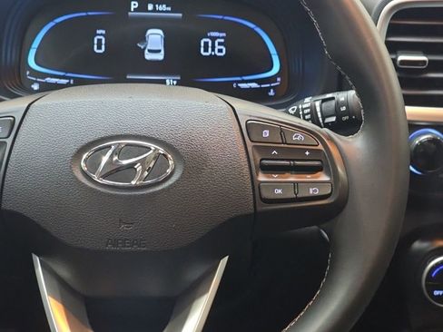 Used 2025 Hyundai Venue SEL image 17