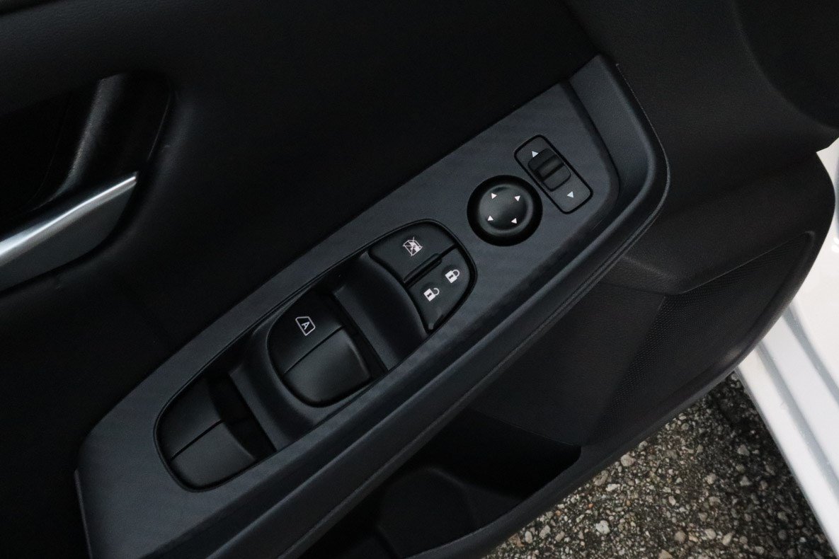 Used 2025 Nissan Sentra SV FWD image 14