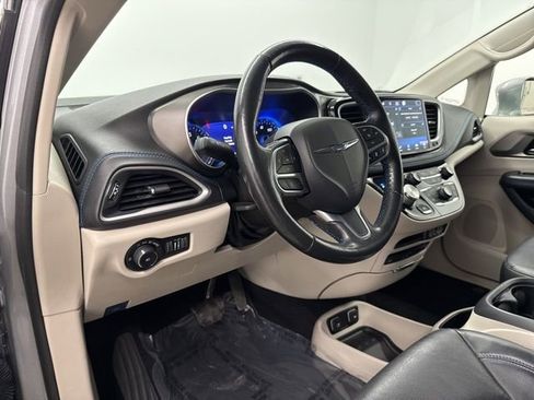 Used 2021 Chrysler Pacifica Touring-L w/ Uconnect Theater Family Group image 17