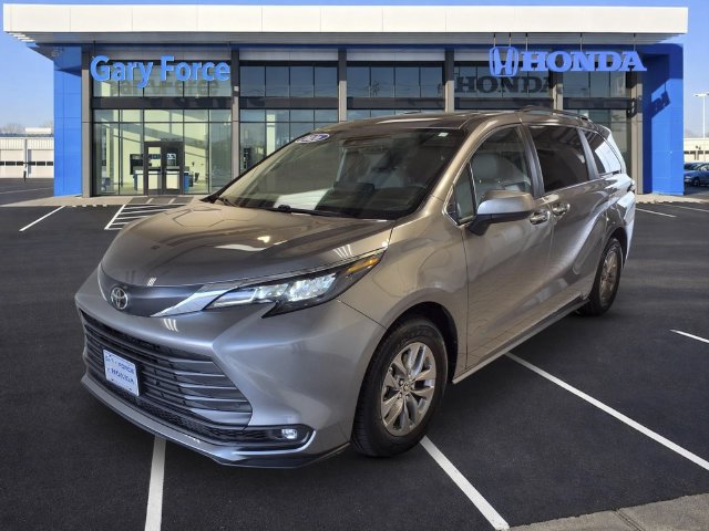 Used 2026 Toyota Sienna XLE FWD image 4