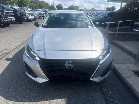 Used 2024 Nissan Altima 2.5 SV FWD image 2