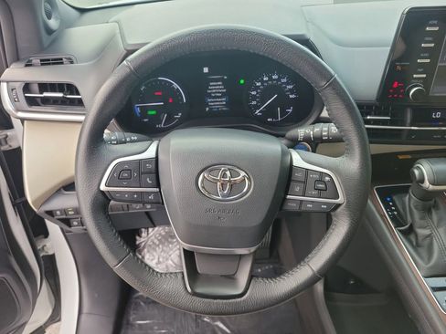 Used 2022 Toyota Sienna XLE image 28