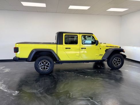 Used 2024 Jeep Gladiator Rubicon w/ Convenience Group AWD/4WD image 22