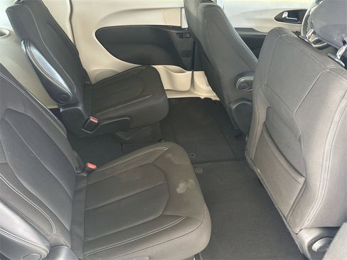 Used 2022 Chrysler Voyager LX image 31