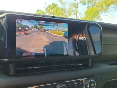 Used 2025 Jeep Gladiator Mojave w/ Convenience Group AWD/4WD image 31