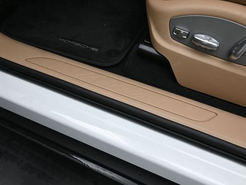 Certified 2025 Porsche Macan AWD/4WD image 14