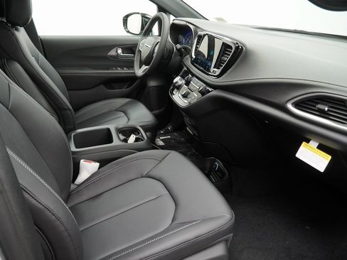 New 2026 Chrysler Pacifica Select image 32