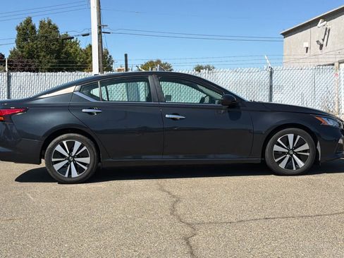Used 2022 Nissan Altima 2.5 SV FWD image 6