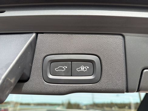 Used 2023 Volvo XC60 B5 Plus w/ Protection Package Premier image 22