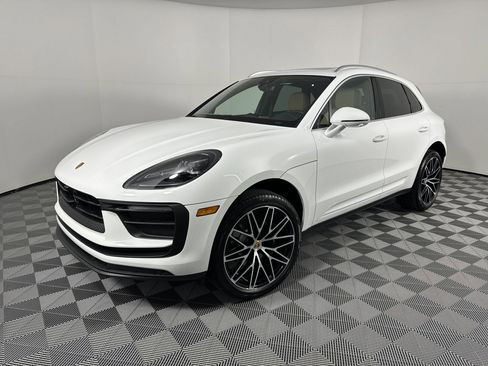 Certified 2025 Porsche Macan image 1