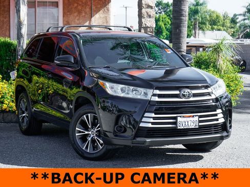 Used 2017 Toyota Highlander LE image 2