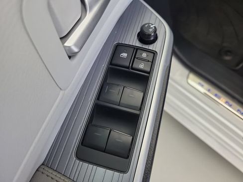 Used 2025 Toyota Sienna XLE FWD image 23