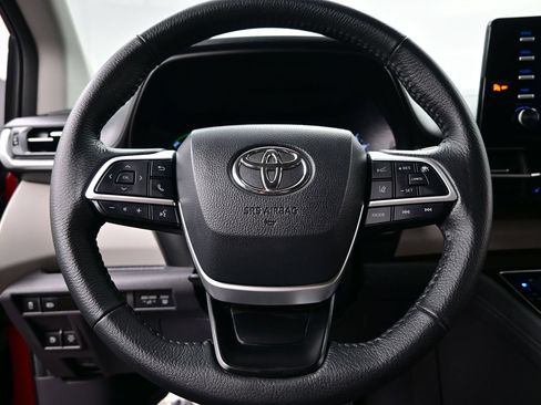 Used 2023 Toyota Sienna XLE FWD image 25